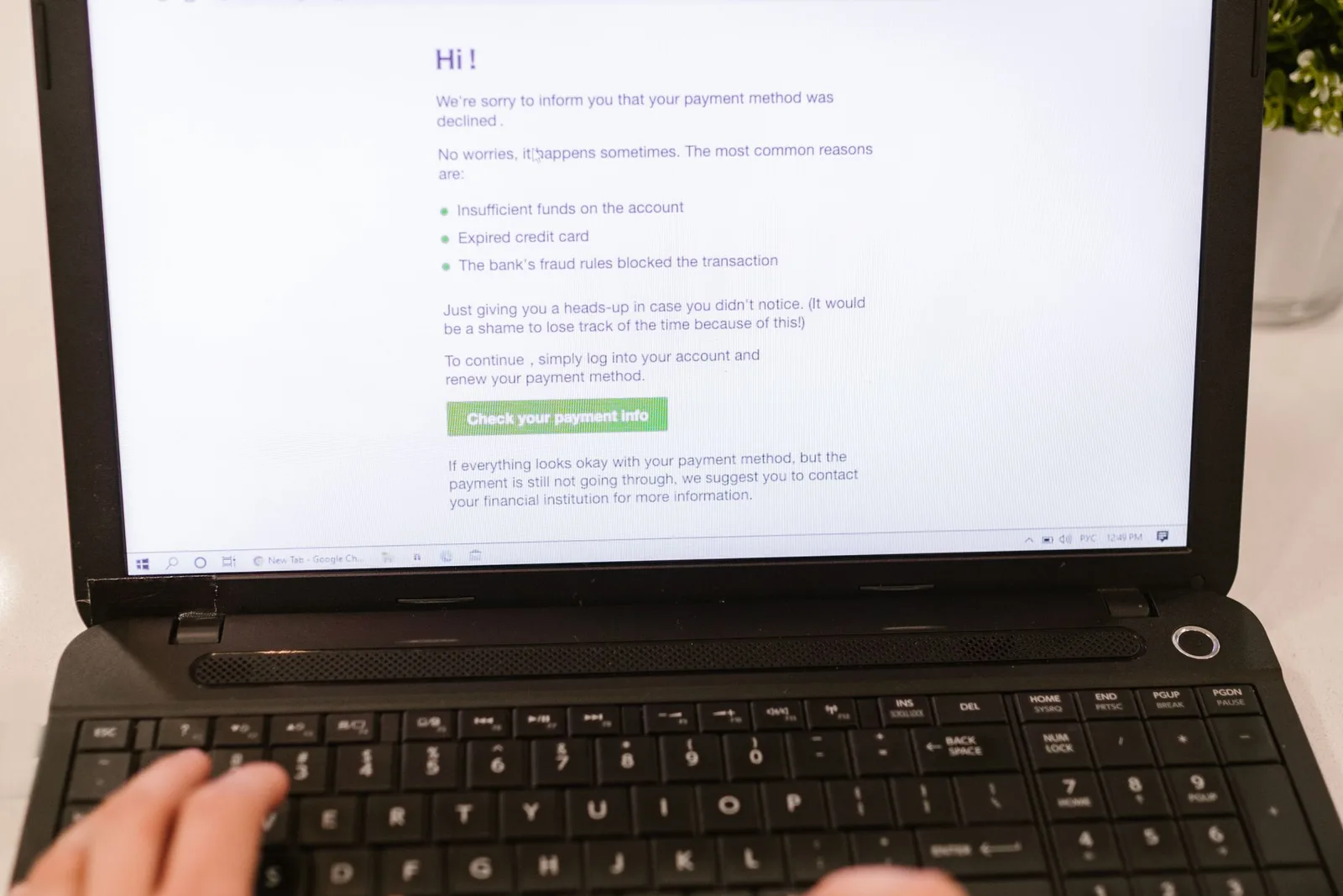 Laptop screen-এ payment declined message দেখছেন একজন user