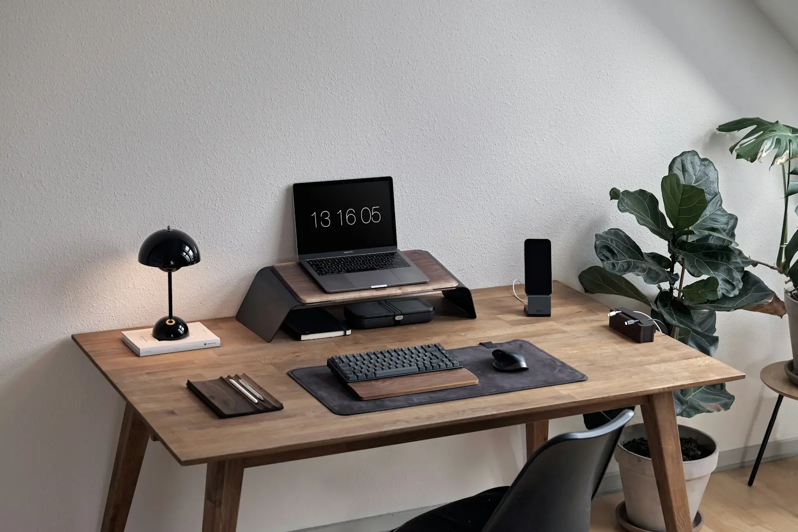 Software update-এর জন্য সাজানো office desk
