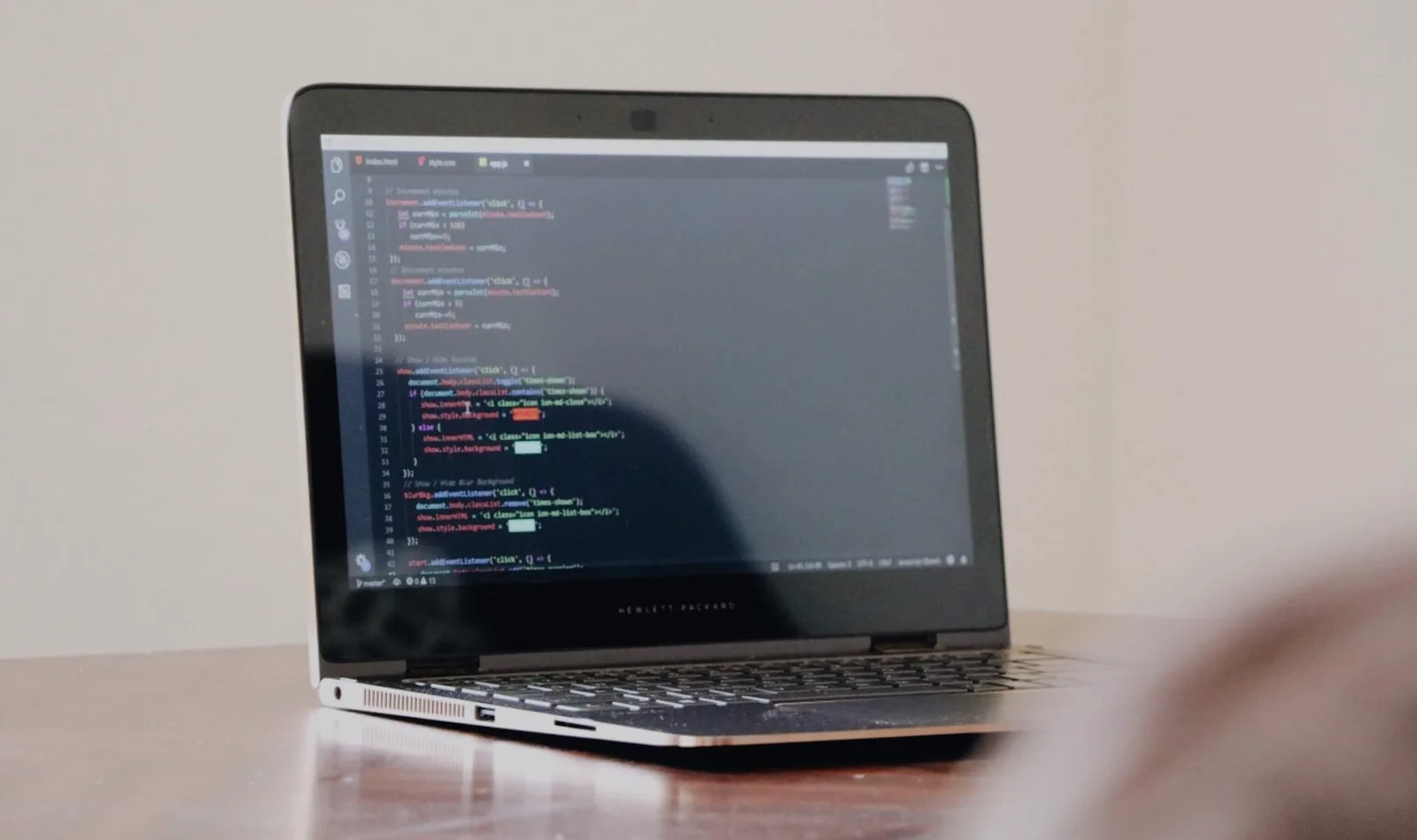 ল্যাপটপে browser ও software ব্যবহারের দৃশ্য