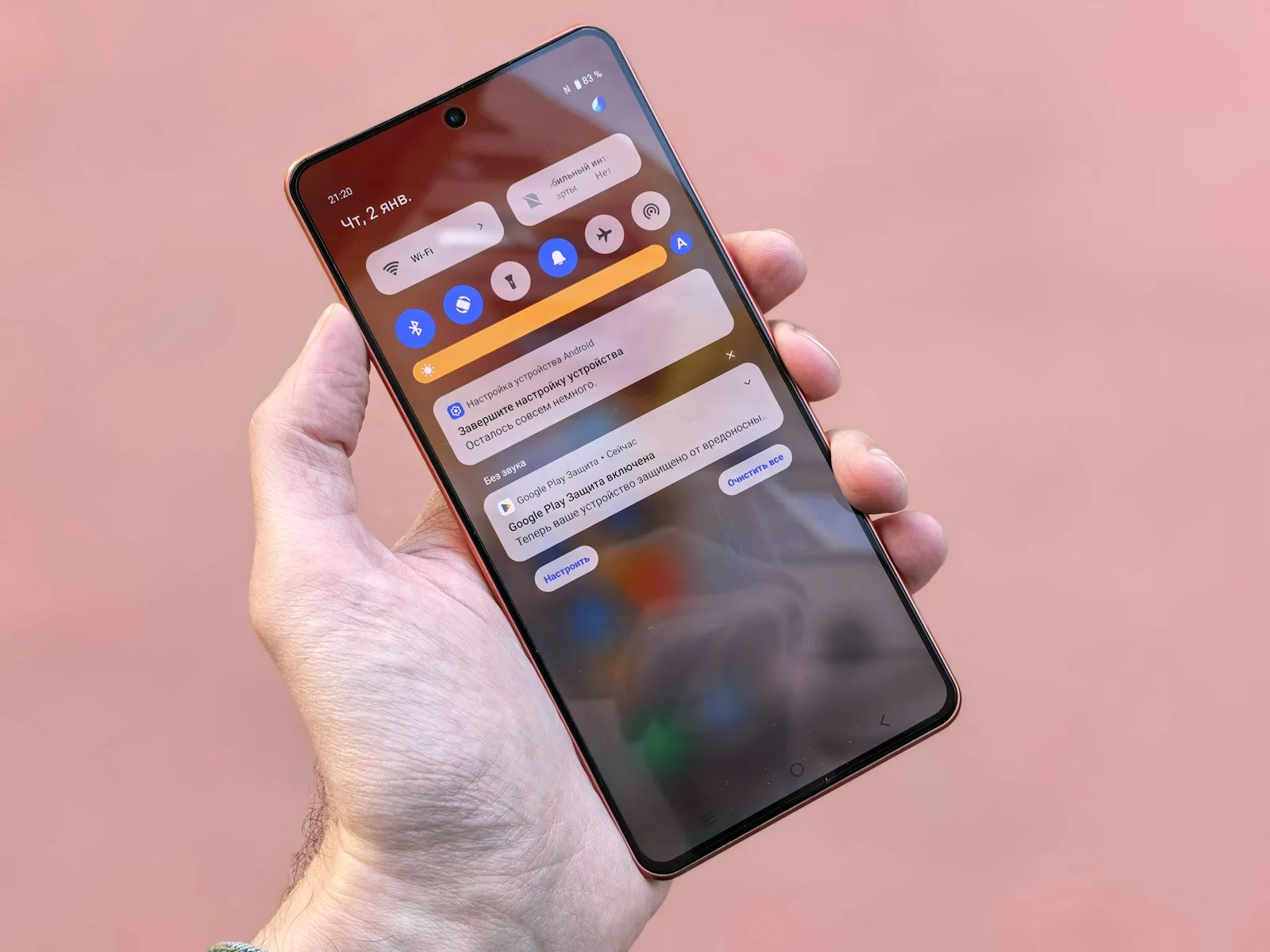হাতে ধরা smartphone screen-এ একাধিক notification দেখা যাচ্ছে