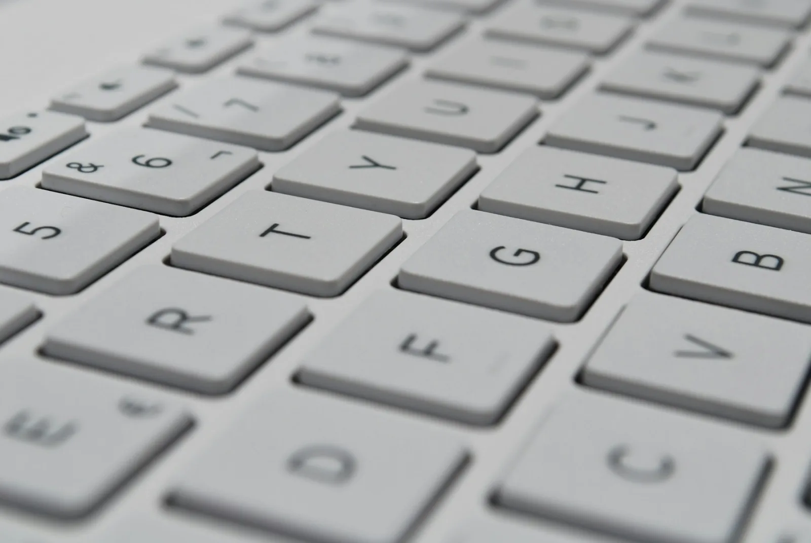 সাদা keyboard দিয়ে website accessibility পরীক্ষা করা হচ্ছে