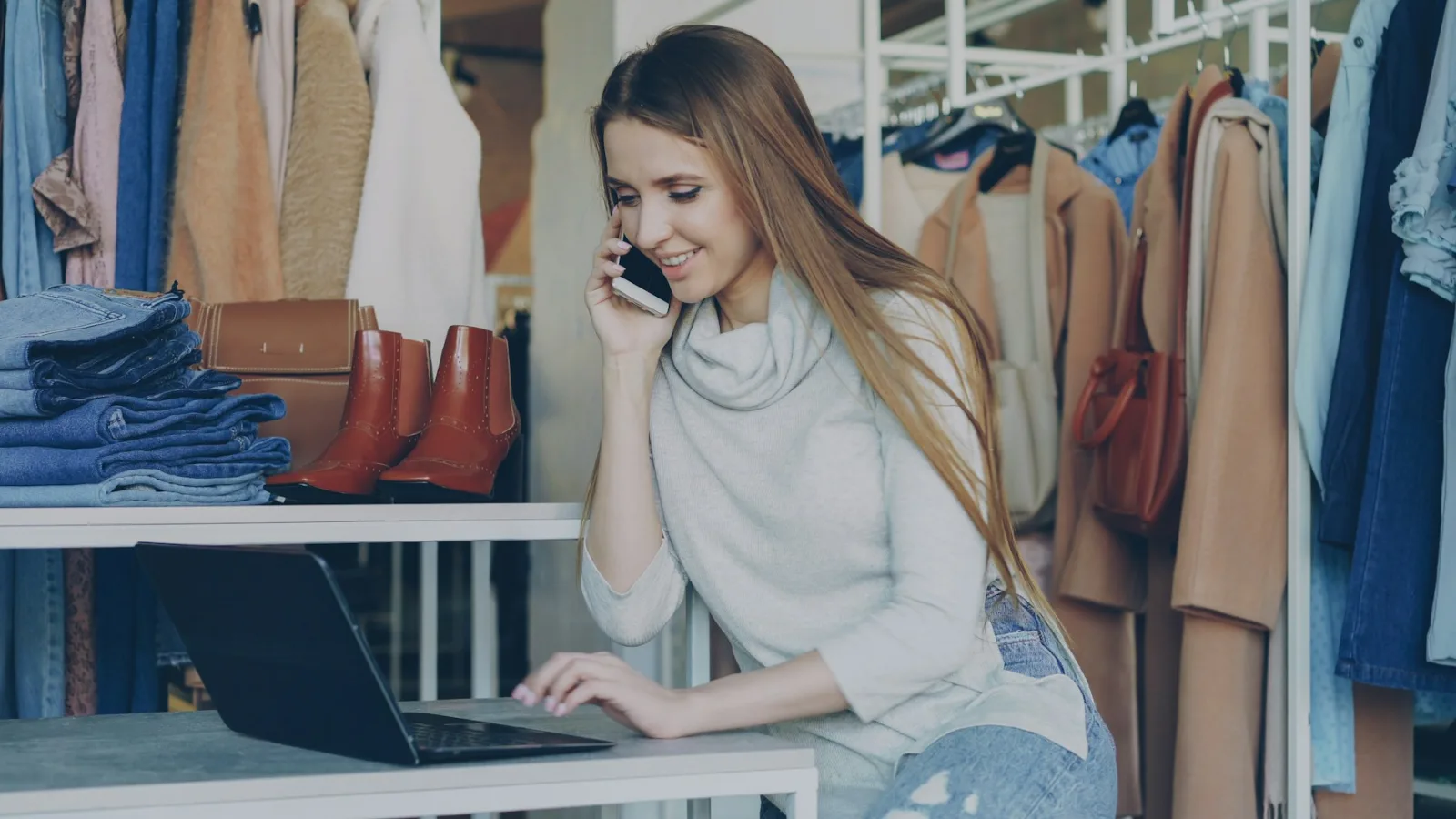 Phone-এ customer order নিয়ে কথা বলছেন online business owner