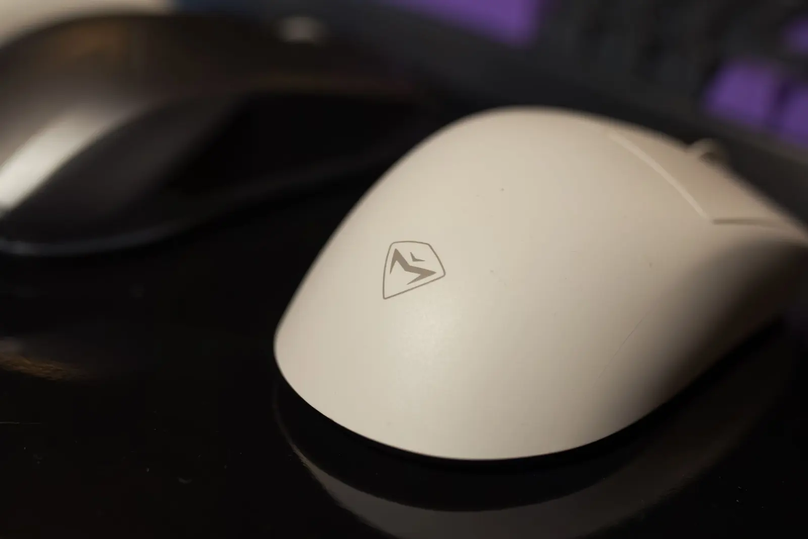 Computer desk-এ mouse-এর close-up, পিছনে keyboard