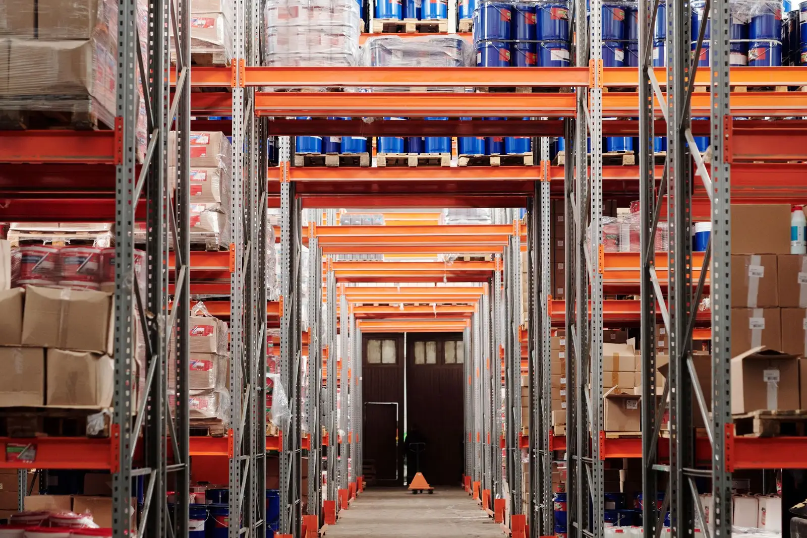 Warehouse-এর দুই পাশে rack-এ box ও pallet সাজিয়ে রাখা আছে