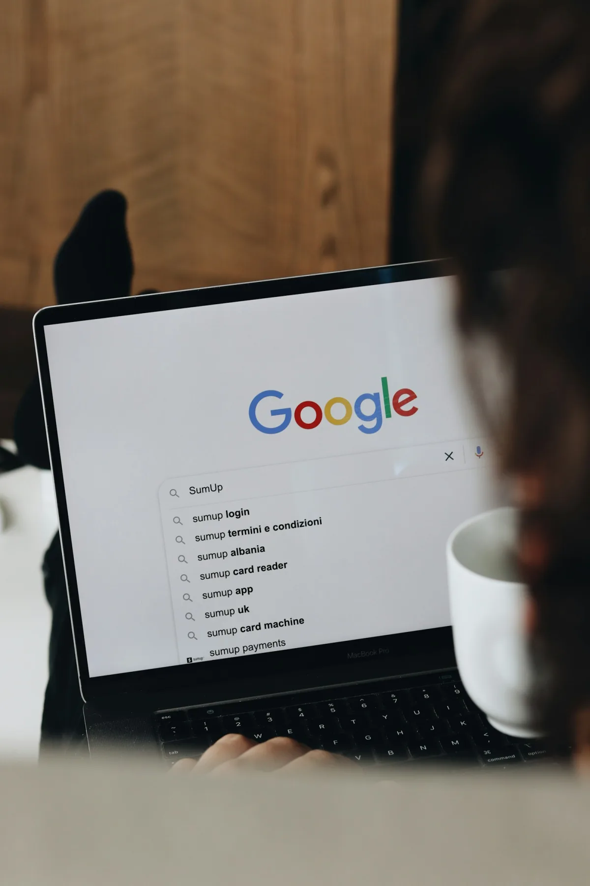 ল্যাপটপে secure login সেট করছেন একজন ব্যক্তি